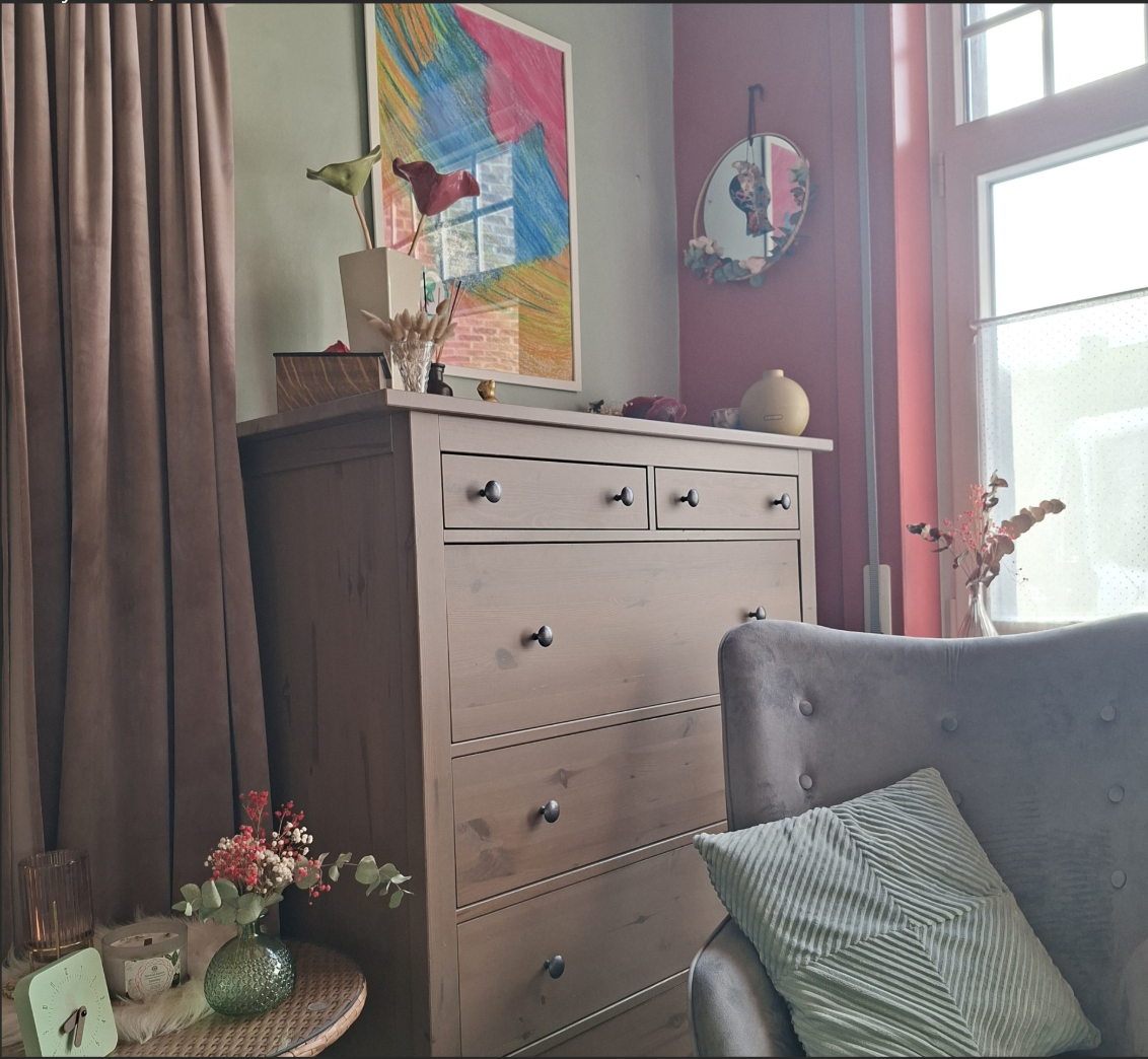 Cabinet de Maubray — coin chaleureux avec commode et fauteuil